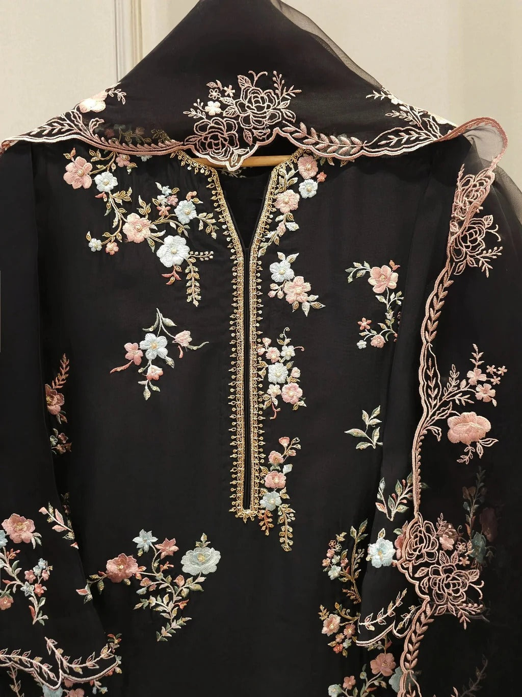 Haniya Embroiderd 3pc - Lawn